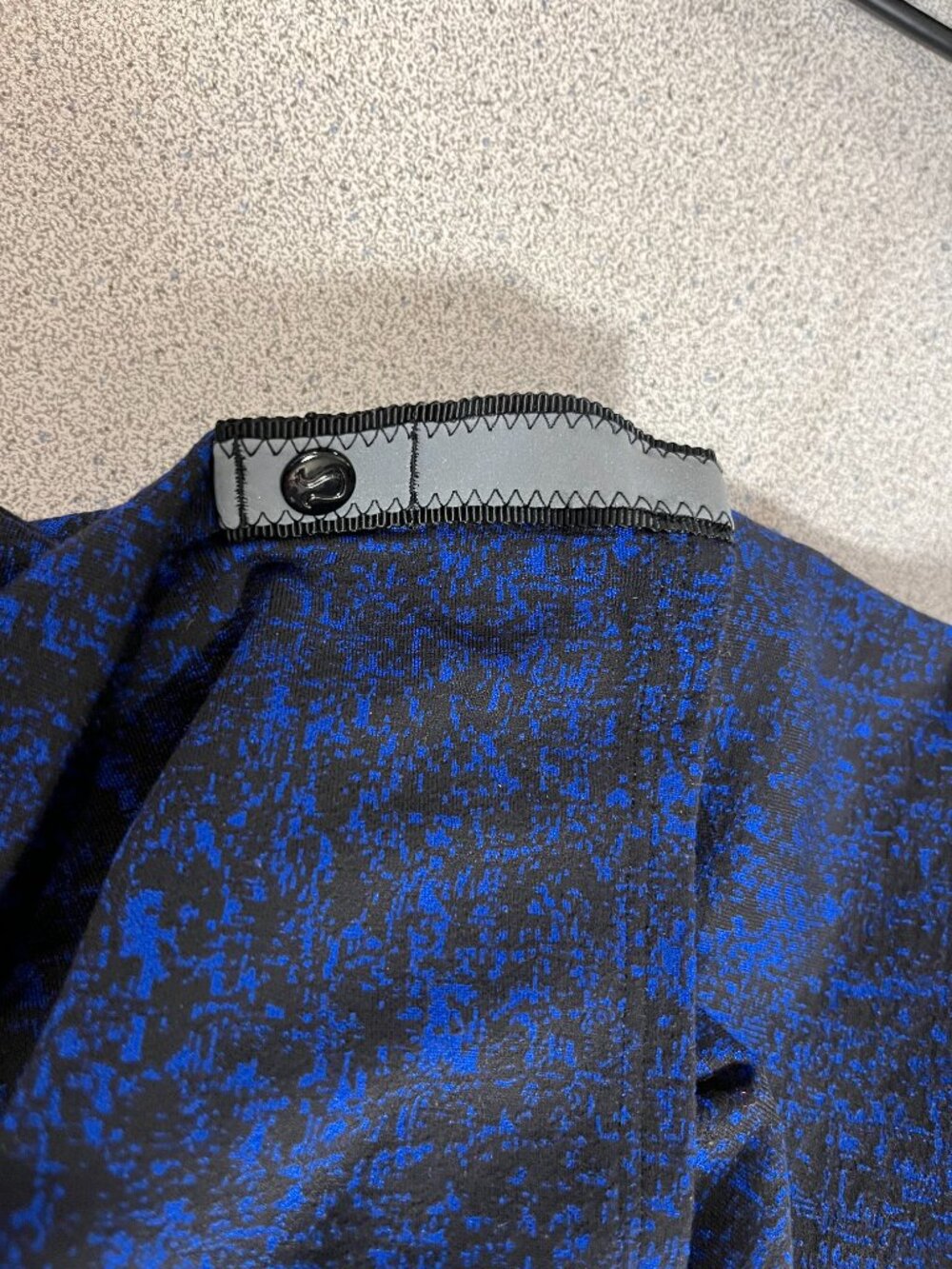 Lululemon Women's Blue and Black Textured Vinyasa infinity Scarf - Picture 2 of 5